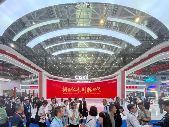 中國(guó)電科展館前人頭攢動(dòng) 中國(guó)電科展館前人頭攢動(dòng)